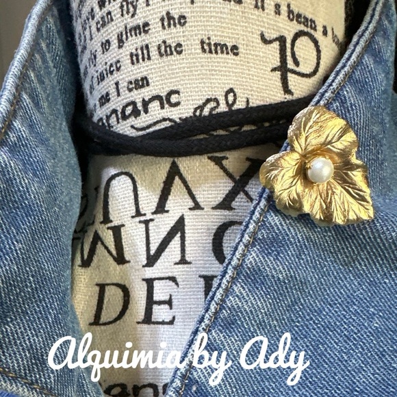 Alquimia Gold Leaf Necklace with Organic Design - Picture 4 of 4